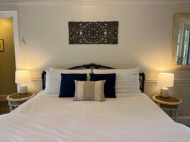 Quarto conforto, 1 cama King (The Dogwood Cottage) | Banheiro | Chuveiro, produtos de toalete de grife, secador de cabelo 