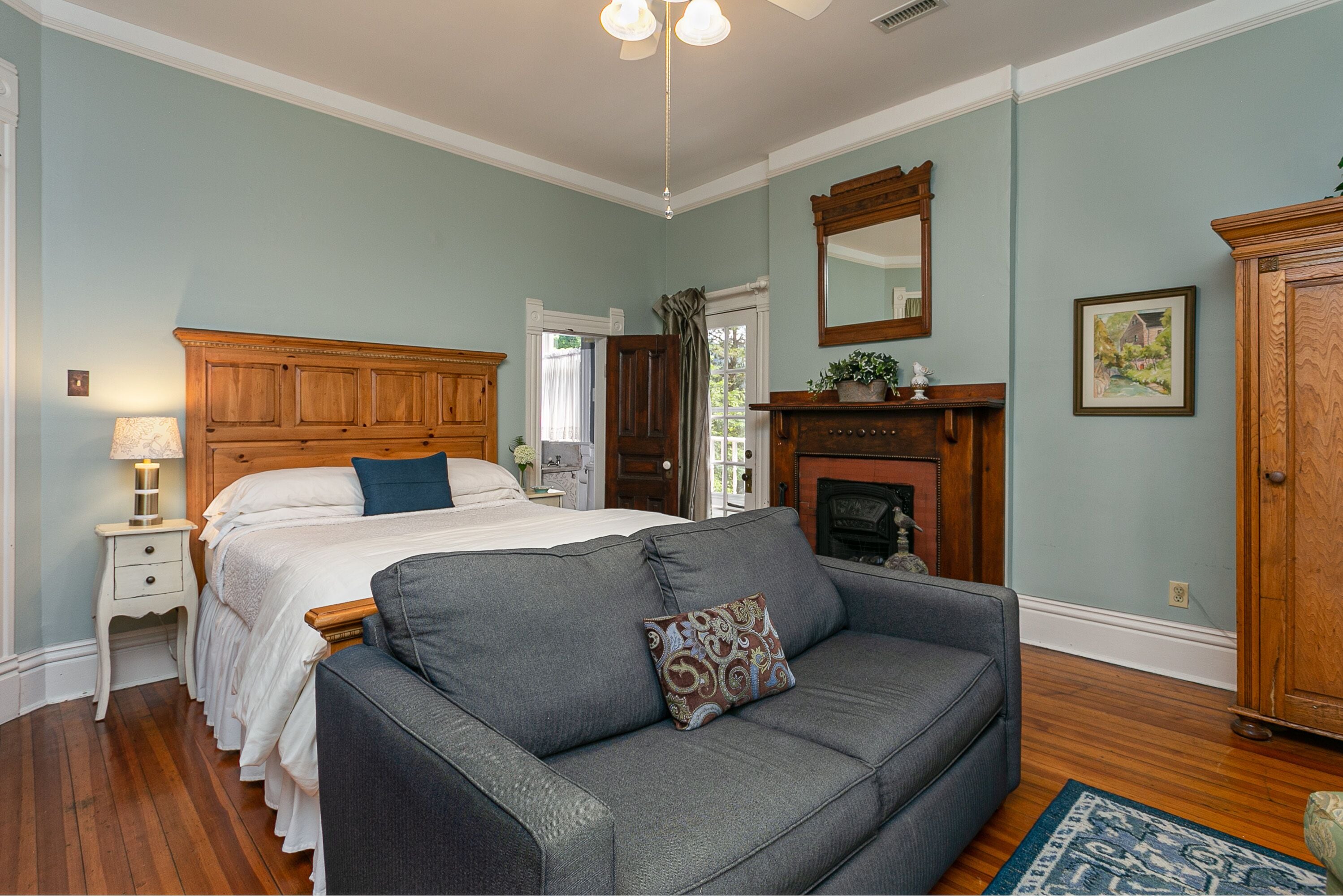 The Garden Room | Living area | 30-inch TV with cable channels