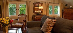 プレジデンシャル スイート | リビング エリア | 30 インチのテレビ (ケーブル放送視聴可)