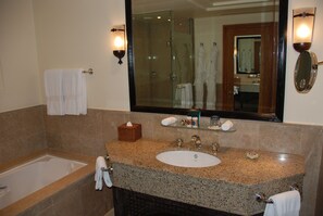 Villa luxueuse, 4 chambres, face Ă la mer | Salle de bain | Ensemble baignoire-douche, articles de toilette (gratuits)