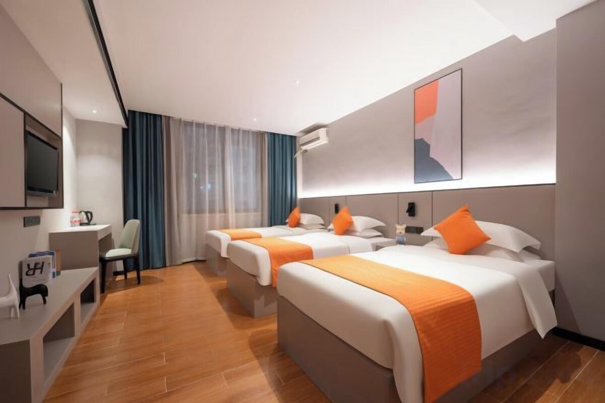Elegant Leisure Yue Zhi Triple Bed Room (Yue Zhi Sleep + Clean Comfort)