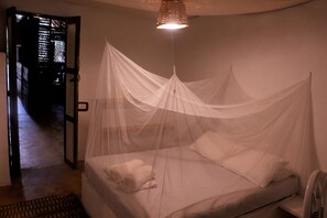 Laptop workspace, soundproofing, free WiFi