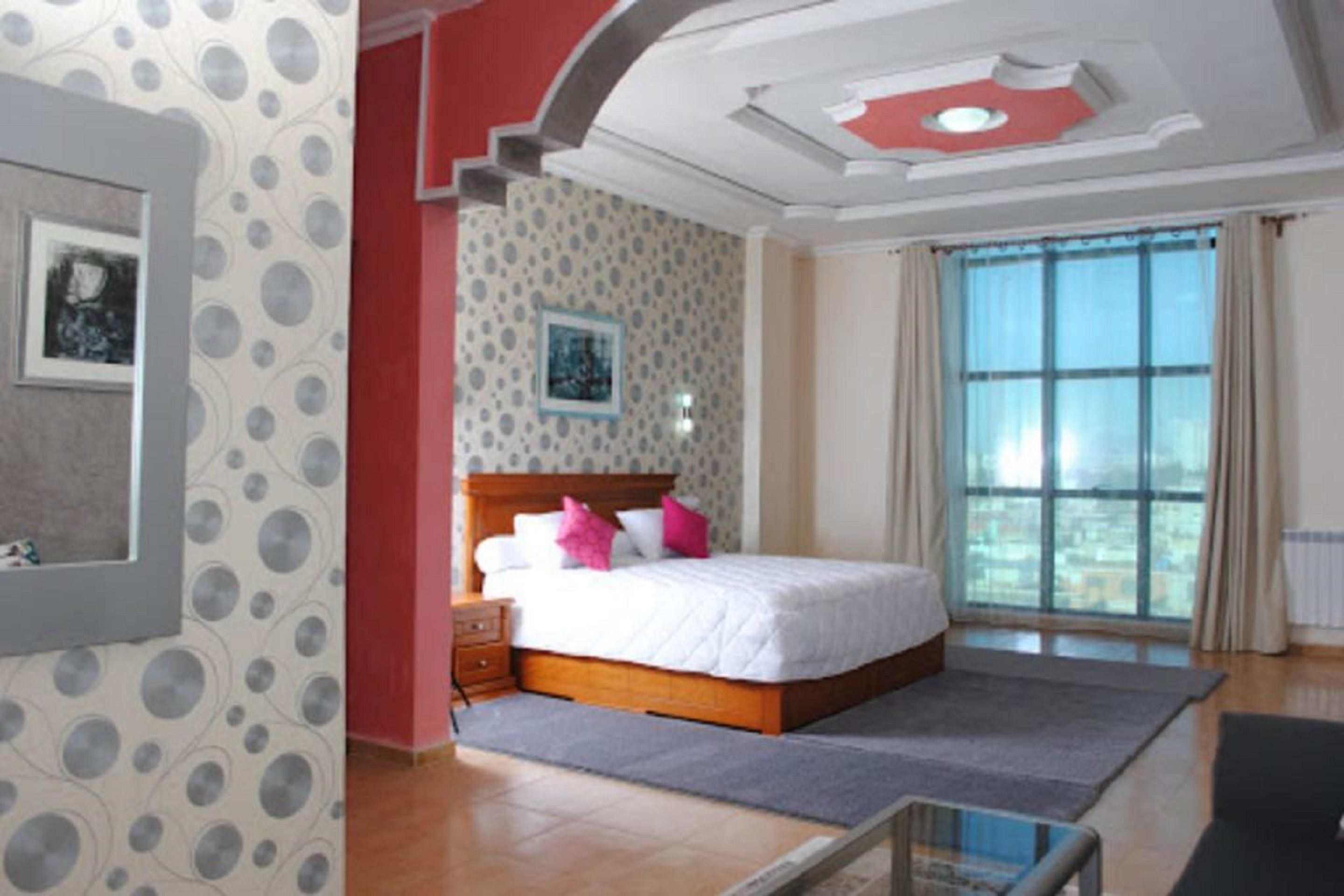 Executive Suite | Minibar, in-room safe, desk, blackout curtains