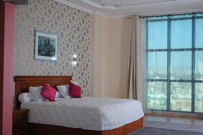 Suite ejecutiva | Minibar, caja fuerte, escritorio y cortinas opacas