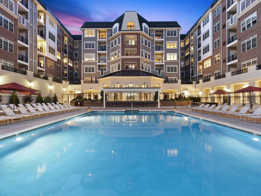 Kauden mukainen ulkouima-allas