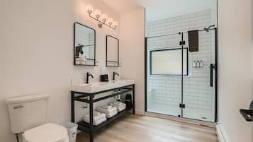 Suite superior (Superior Suite, Private Balcony) | Baño | Secadora de cabello, jabón, shampoo, papel de baño