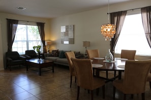 Villa, 6 chambres, piscine privée | Coin séjour | Télévision à écran plat, console de jeux vidéo, lecteur de DVD