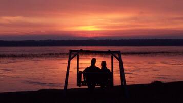 Playa privada, sillas reclinables de playa, sombrillas, kayak