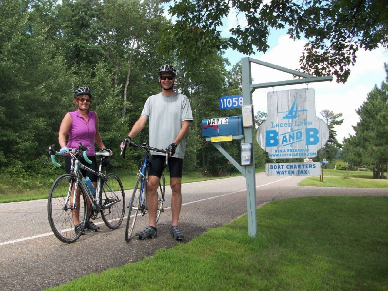 Señal para Leech Lake Band B, un hospedaje, con un cartel de carretera que indica la dirección 11058.