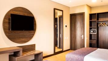 Premium bedding, in-room safe, desk, laptop workspace