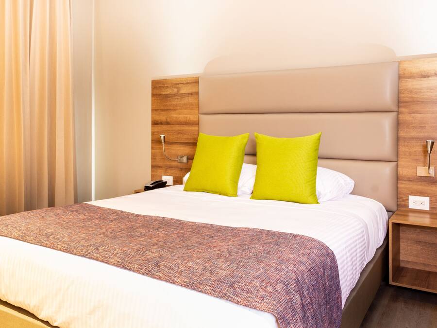 Hochwertige Bettwaren, Zimmersafe, Schreibtisch