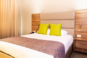 أغطية فراش متميزة وخزنة داخل الغرفة ومكتب ومساحة عمل للكمبيوتر المحمول