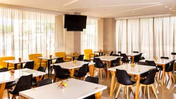 Café da manhã com buffet grátis todos os dias