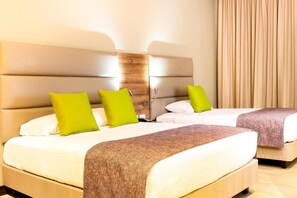 Luxe beddengoed, een kluis op de kamer, een bureau, een laptopwerkplek