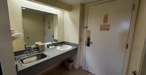 Combined shower/tub, free toiletries, towels