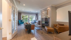 Villa (4 Bedrooms) | Oppholdsområde | En 43-tommers Flatskjerm-TV med Parabol-TV samt TV