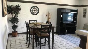 Casa económica, 2 habitaciones | Servicio a la habitación