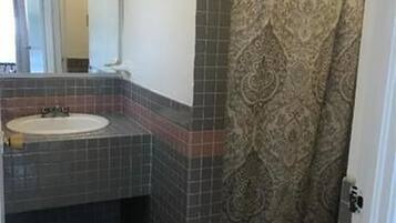 Economy House, 2 Bedrooms | Bilik Mandi | Pancuran mandi, hulu semburan mandi hujan