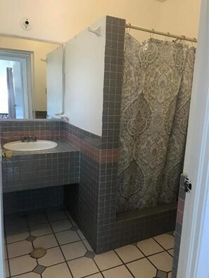 Rumah Ekonomi, 2 kamar tidur | Kamar mandi | Shower, pancuran hujan, perlengkapan mandi gratis, dan handuk