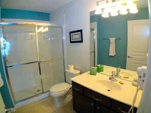 Villa, 6 chambres, piscine privée | Salle de bain | Serviettes fournies, shampoing