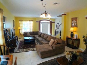 Villa, 6 slaapkamers, privézwembad | Woonkamer | Een flatscreentelevisie, een videogameconsole en een dvd-speler