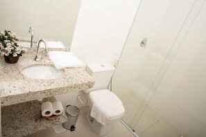 Quarto triplo superior, 3 camas de solteiro | Banheiro | Chuveiro, produtos de toalete grátis, secador de cabelo, bidê