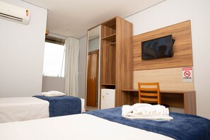 Minibar, coffres-forts dans les chambres, bureau, rideaux occultants