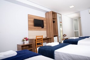 Frigobar, cofres nos quartos, escrivaninha, cortinas blackout