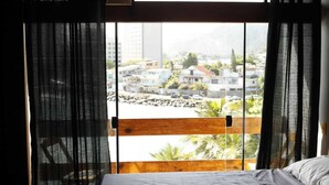 Cortinas opacas, wifi gratis, ropa de cama