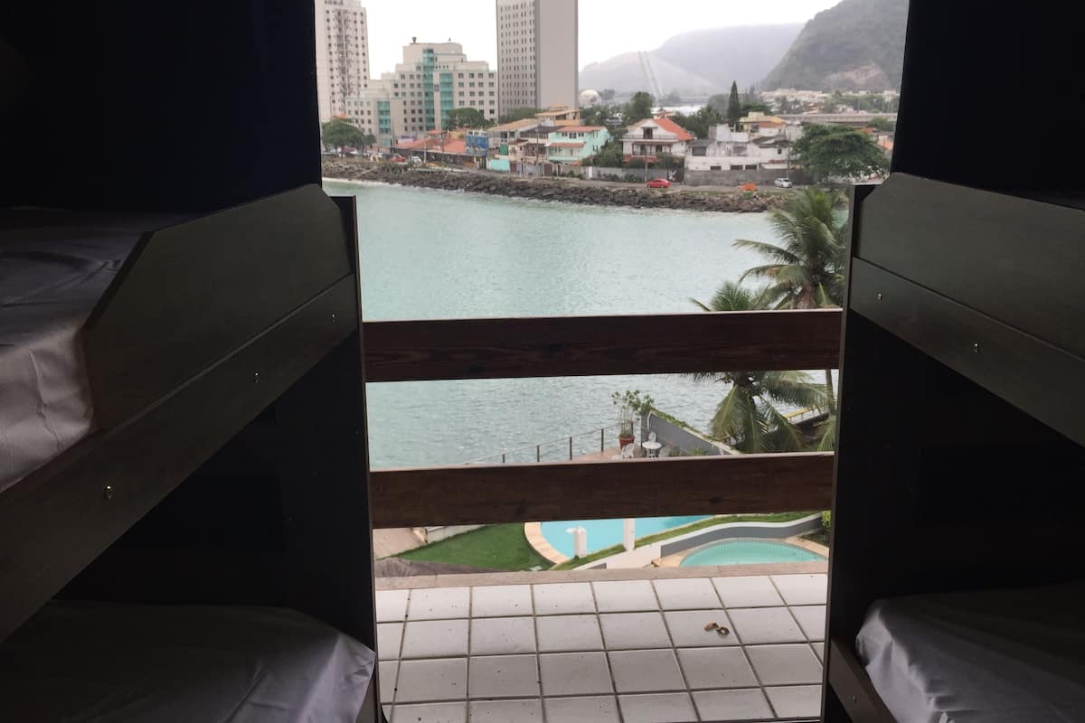 Dormitório compartilhado, somente para mulheres, sacada, vista para o mar | Cortinas blackout, Wi-Fi de cortesia, roupa de cama