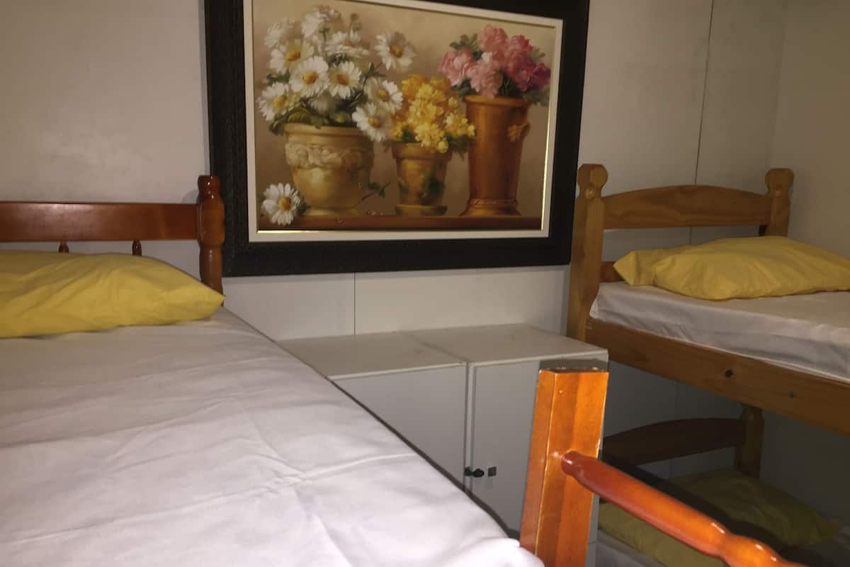 Dormitório compartilhado básico, em dormitório misto | Cortinas blackout, Wi-Fi de cortesia, roupa de cama