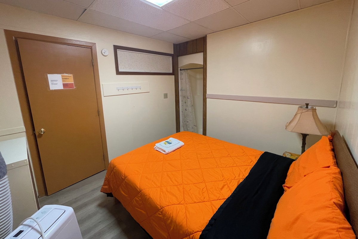 1 habitación, cortinas blackout, wifi gratis y ropa de cama
