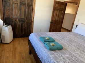 Basic-rum - 1 queensize-säng | Mörkläggningsgardiner, gratis wi-fi och sängkläder