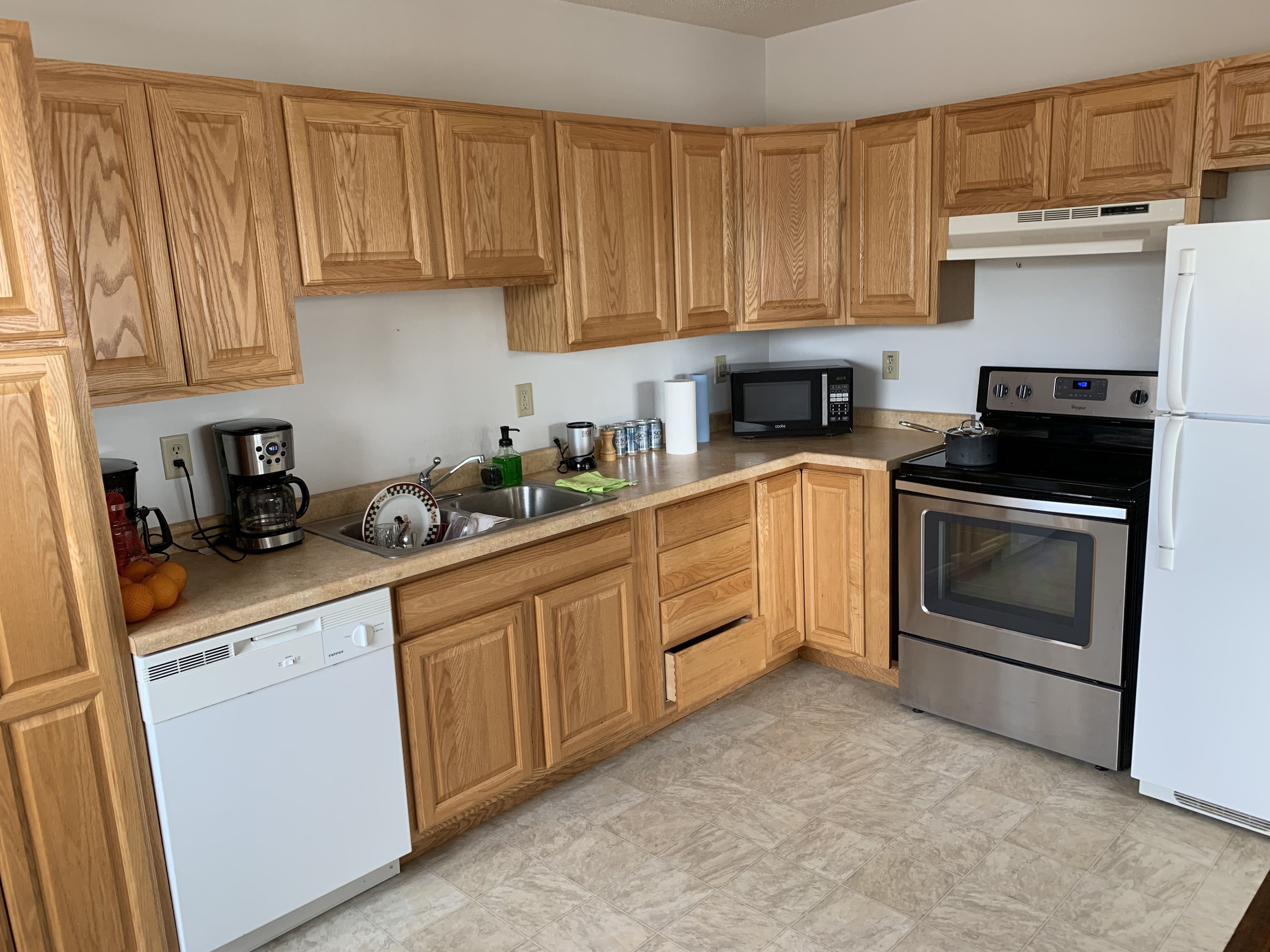 Frigorífico, microondas, horno y placa de cocina