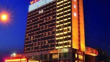 Bagian depan properti - sore/malam