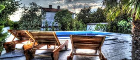 حمّام سباحة خارجي، حمّام سباحة مُدفَّأ