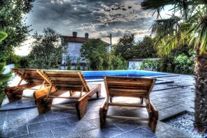 Alberca al aire libre y alberca climatizada