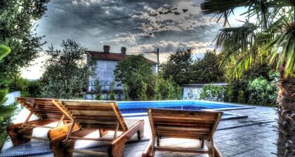 Villa Padre befindet sich in Jadranovo ~ 350 m vom Strand in ruhiger Nachbarschaft