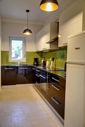Kühlschrank, Mikrowelle, Ofen, Herdplatte
