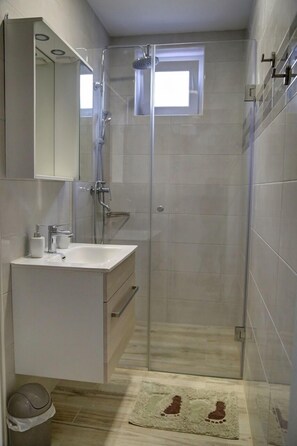 Dusche, Haartrockner, Bidet, Handtücher