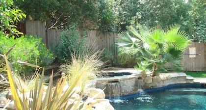 Relaxing Topanga getaway: remodeled kitchen/bath, pool, Jacuzzi, close to beach!