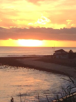 Beach - Relaxing Topanga getaway: remodeled kitchen/bath, pool, Jacuzzi, close to beach! (Topanga)