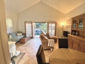 Smart TV, fireplace, books - Relaxing Topanga getaway: remodeled kitchen/bath, pool, Jacuzzi, close to beach! (Topanga)