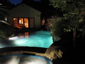 Outdoor pool - Relaxing Topanga getaway: remodeled kitchen/bath, pool, Jacuzzi, close to beach! (Topanga)