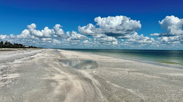 In Strandnähe, Liegestühle, Strandtücher