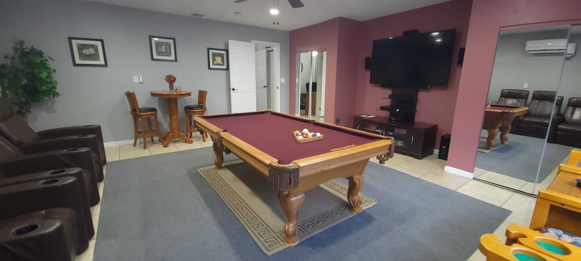 😎Dual Masters - Screened Pool - Media Game Room - 1GB Internet - Beach 6 Miles