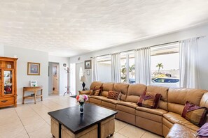 Smart TV, Netflix, Hulu, table football - Dual Masters - Screened Pool - Media Game Room - 1GB Internet - Beach 6 Miles (Hollywood)