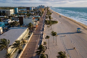 Playa en los alrededores, camastros y toallas de playa