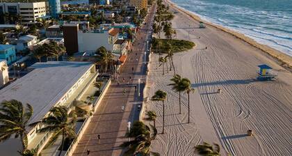 Dual Masters - Screened Pool - Media Game Room - 1GB Internet - Beach 6 Miles