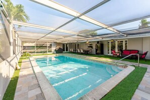 Outdoor pool, a heated pool - Dual Masters - Screened Pool - Media Game Room - 1GB Internet - Beach 6 Miles (Hollywood)